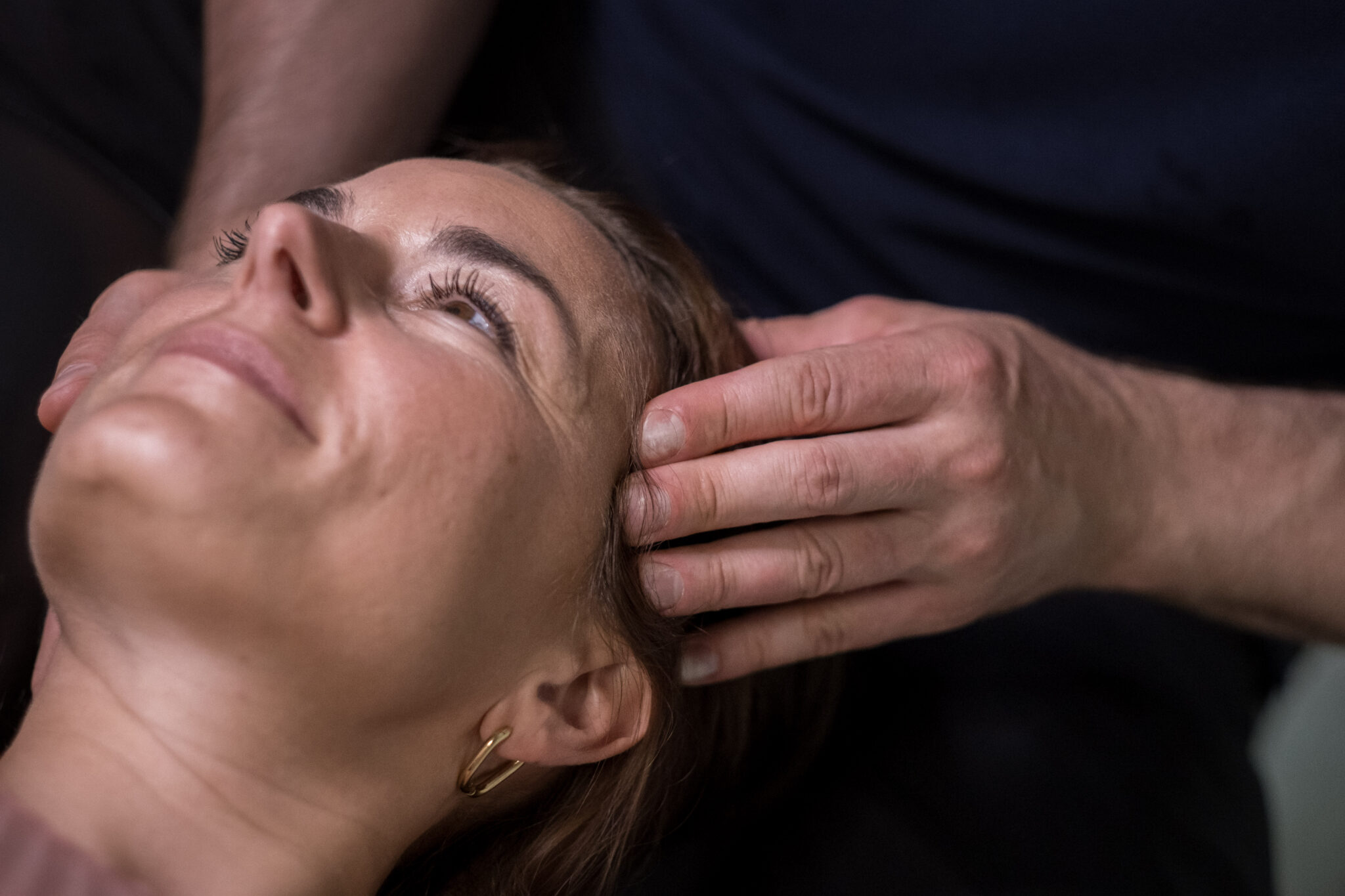 Manuell behandling av temporalis for behandling av kjevehodepine.